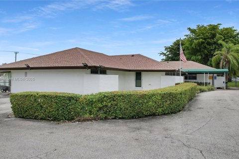 Купить коммерческую недвижимость в Майами, Флорида № 1979256 - фото 1