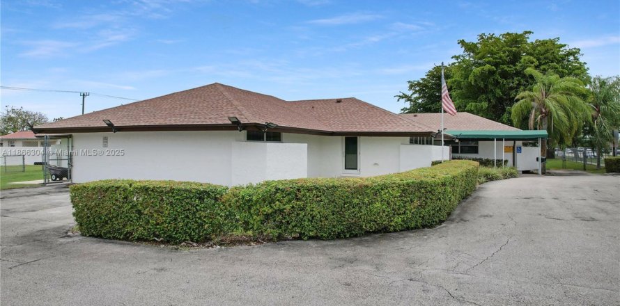 Коммерческая недвижимость в Майами, Флорида № 1979256