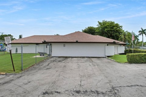 Купить коммерческую недвижимость в Майами, Флорида № 1979256 - фото 2