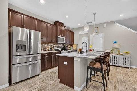 Townhouse in Tampa, Florida 3 bedrooms, 172.05 sq.m. № 2259562 - photo 9
