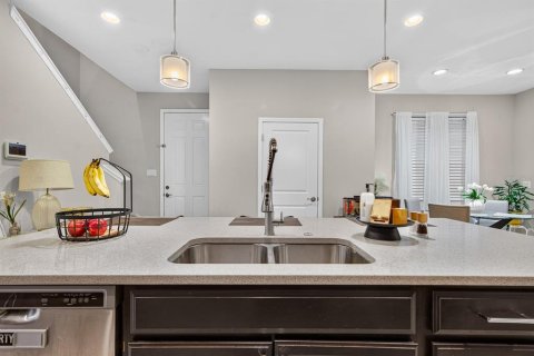 Townhouse in Tampa, Florida 3 bedrooms, 172.05 sq.m. № 2259562 - photo 8