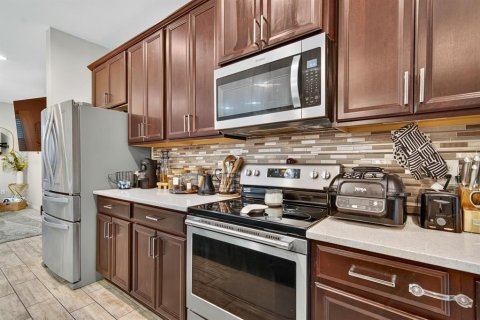 Townhouse in Tampa, Florida 3 bedrooms, 172.05 sq.m. № 2259562 - photo 7