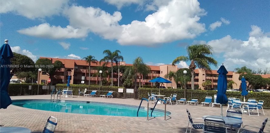 Кондоминиум с 1 спальней в Санрайз, Флорида № 1958541