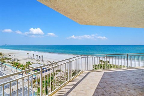 Condo in Madeira Beach, Florida, 4 bedrooms № 2117123 - photo 12