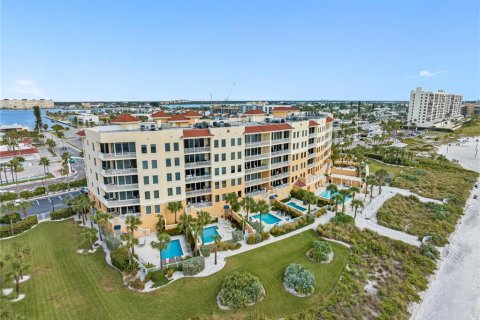 Condo in Madeira Beach, Florida, 4 bedrooms № 2117123 - photo 17