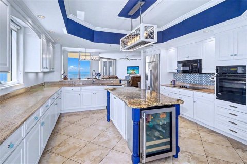 Condo in Madeira Beach, Florida, 4 bedrooms № 2117123 - photo 10