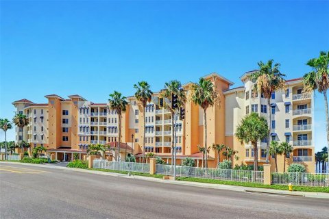 Condo in Madeira Beach, Florida, 4 bedrooms № 2117123 - photo 2