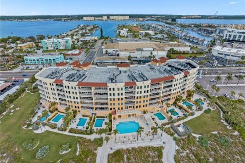 Condo in Madeira Beach, Florida, 4 bedrooms № 2117123 - photo 16