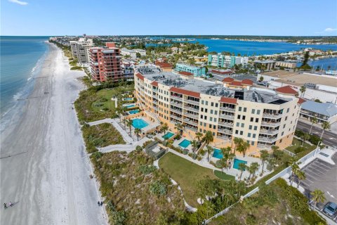 Condo in Madeira Beach, Florida, 4 bedrooms  № 2117123
