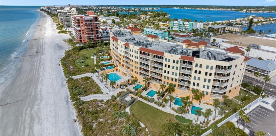 Condo in Madeira Beach, Florida, 4 bedrooms № 2117123