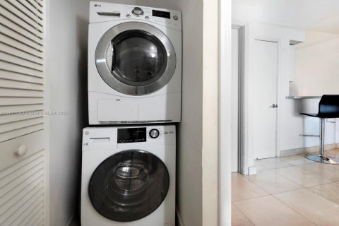 Condo in Miami, Florida, 2 bedrooms  № 1929129 - photo 25