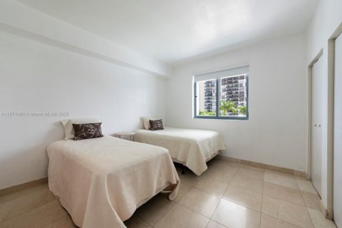 Condo in Miami, Florida, 2 bedrooms  № 1929129 - photo 15