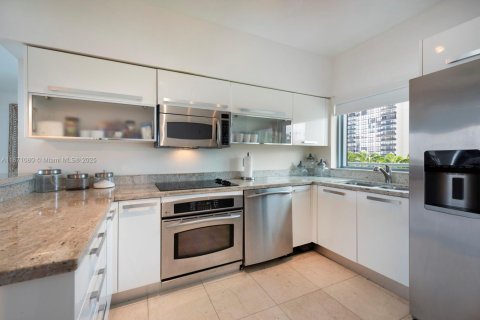 Condo in Miami, Florida, 2 bedrooms  № 1929129 - photo 7