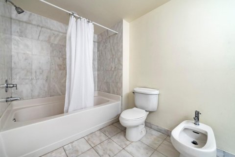 Condo in Miami, Florida, 2 bedrooms  № 1929129 - photo 14