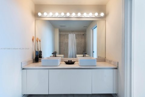 Condo in Miami, Florida, 2 bedrooms  № 1929129 - photo 13