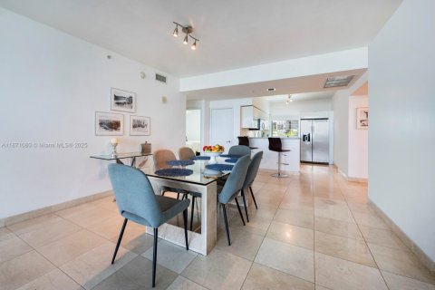 Condo in Miami, Florida, 2 bedrooms  № 1929129 - photo 6