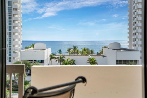 Condominio en venta en Pompano Beach, Florida, 2 dormitorios, 142.14 m2 № 2034354 - foto 27