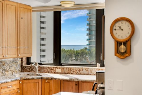 Condominio en venta en Pompano Beach, Florida, 2 dormitorios, 142.14 m2 № 2034354 - foto 2