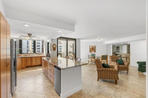 Condominio en venta en Pompano Beach, Florida, 2 dormitorios, 142.14 m2 № 2034354 - foto 11