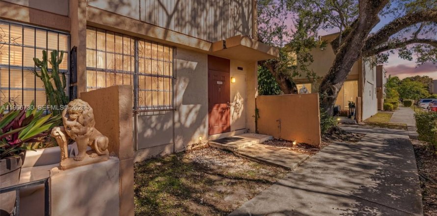 Кондоминиум с 3 спальнями в Саут-Майами, Флорида № 2028966