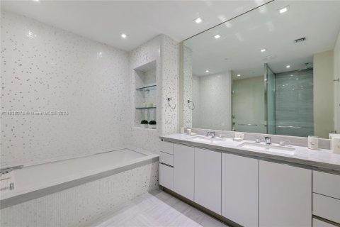 Condominio en venta en Sunny Isles Beach, Florida, 3 dormitorios, 270.62 m2 № 1820202 - foto 16