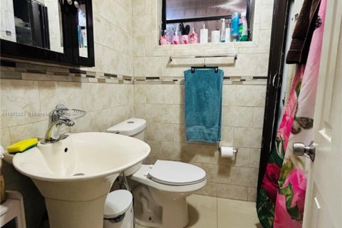 House in Hialeah, Florida 5 bedrooms, 161.65 sq.m. № 1926229 - photo 7