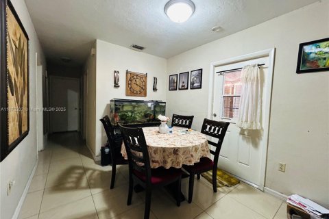 House in Hialeah, Florida 5 bedrooms, 161.65 sq.m. № 1926229 - photo 13