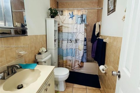 House in Hialeah, Florida 5 bedrooms, 161.65 sq.m. № 1926229 - photo 15