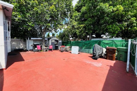 House in Hialeah, Florida 5 bedrooms, 161.65 sq.m. № 1926229 - photo 11