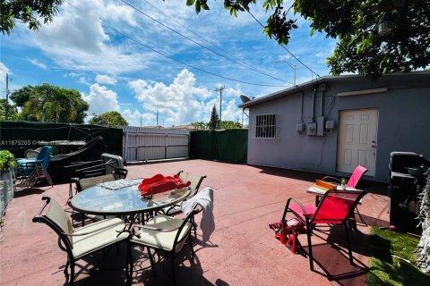 House in Hialeah, Florida 5 bedrooms, 161.65 sq.m. № 1926229 - photo 12