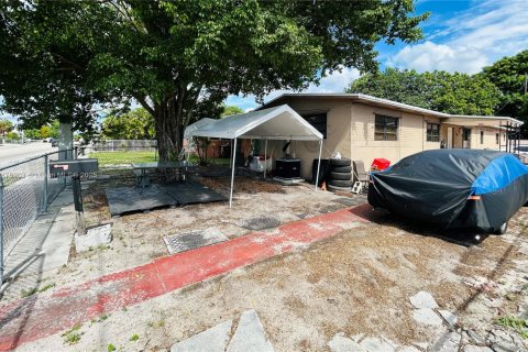 House in Hialeah, Florida 5 bedrooms, 161.65 sq.m. № 1926229 - photo 17