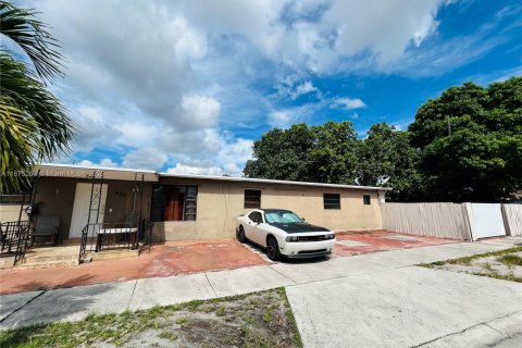 House in Hialeah, Florida 5 bedrooms, 161.65 sq.m. № 1926229 - photo 5