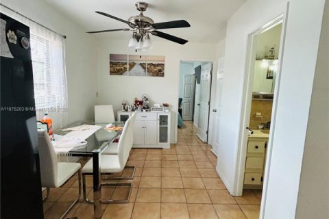 House in Hialeah, Florida 5 bedrooms, 161.65 sq.m. № 1926229 - photo 1