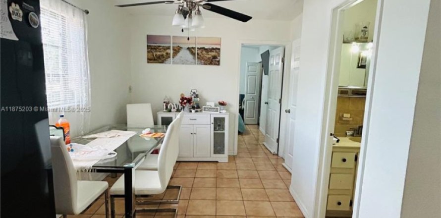 House in Hialeah, Florida 5 bedrooms, 161.65 sq.m. № 1926229