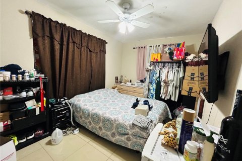 House in Hialeah, Florida 5 bedrooms, 161.65 sq.m. № 1926229 - photo 9