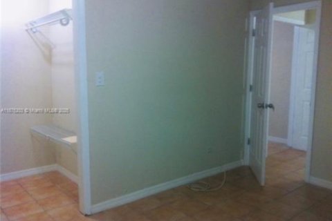 House in Hialeah, Florida 5 bedrooms, 161.65 sq.m. № 1926229 - photo 19