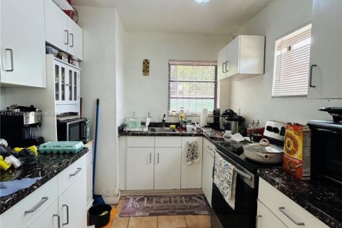 House in Hialeah, Florida 5 bedrooms, 161.65 sq.m. № 1926229 - photo 2