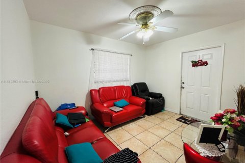 House in Hialeah, Florida 5 bedrooms, 161.65 sq.m. № 1926229 - photo 8