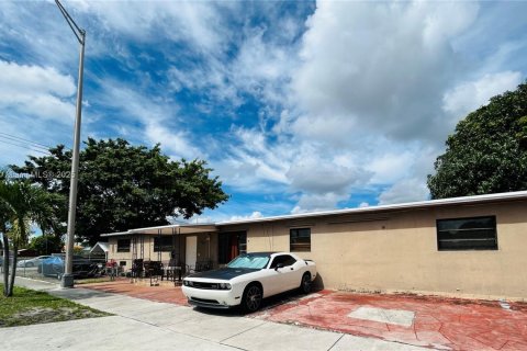 House in Hialeah, Florida 5 bedrooms, 161.65 sq.m. № 1926229 - photo 4