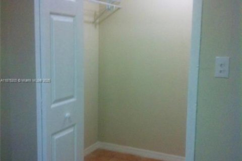 House in Hialeah, Florida 5 bedrooms, 161.65 sq.m. № 1926229 - photo 20
