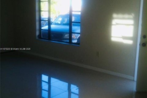 House in Hialeah, Florida 5 bedrooms, 161.65 sq.m. № 1926229 - photo 18