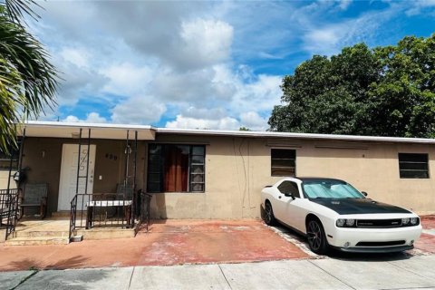 House in Hialeah, Florida 5 bedrooms, 161.65 sq.m. № 1926229 - photo 3
