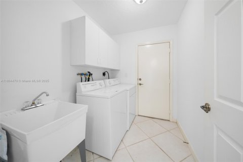 House in Doral, Florida 4 bedrooms, 186.83 sq.m. № 1864138 - photo 28
