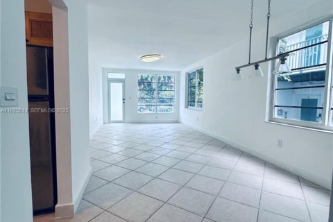 Снять в аренду кондоминиум в Майами-Бич, Флорида 1 спальня, 65.03м2, № 1987709 - фото 1