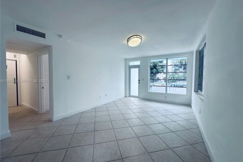 Снять в аренду кондоминиум в Майами-Бич, Флорида 1 спальня, 65.03м2, № 1987709 - фото 2