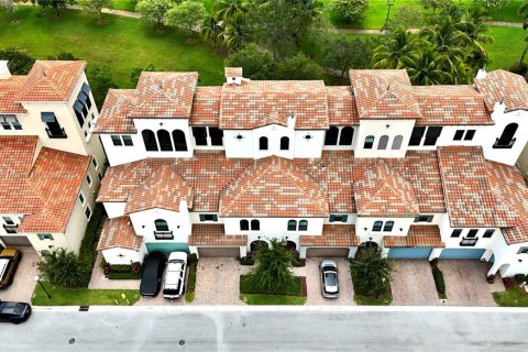 Townhouse in Sunrise, Florida 4 bedrooms, 273.32 sq.m. № 2076902 - photo 3