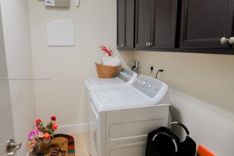 Townhouse in Sunrise, Florida 4 bedrooms, 273.32 sq.m. № 2076902 - photo 17