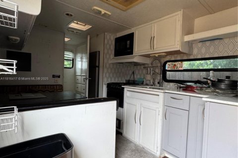 House in Miami, Florida 4 bedrooms, 118.91 sq.m. № 1770837 - photo 24
