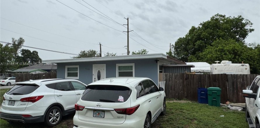 House in Miami, Florida 4 bedrooms, 118.91 sq.m. № 1770837