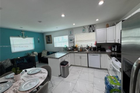 House in Miami, Florida 4 bedrooms, 118.91 sq.m. № 1770837 - photo 8